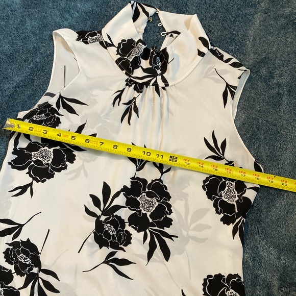 Vince Camuto White and Black Floral Sleeveless Blouse - Picture 5 of 5